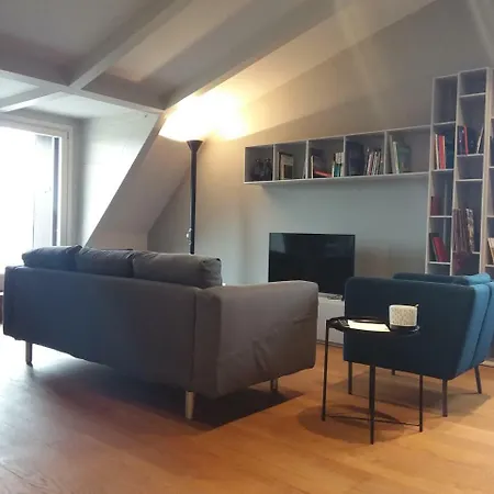 Bright And Spacious Top Foor Flat *